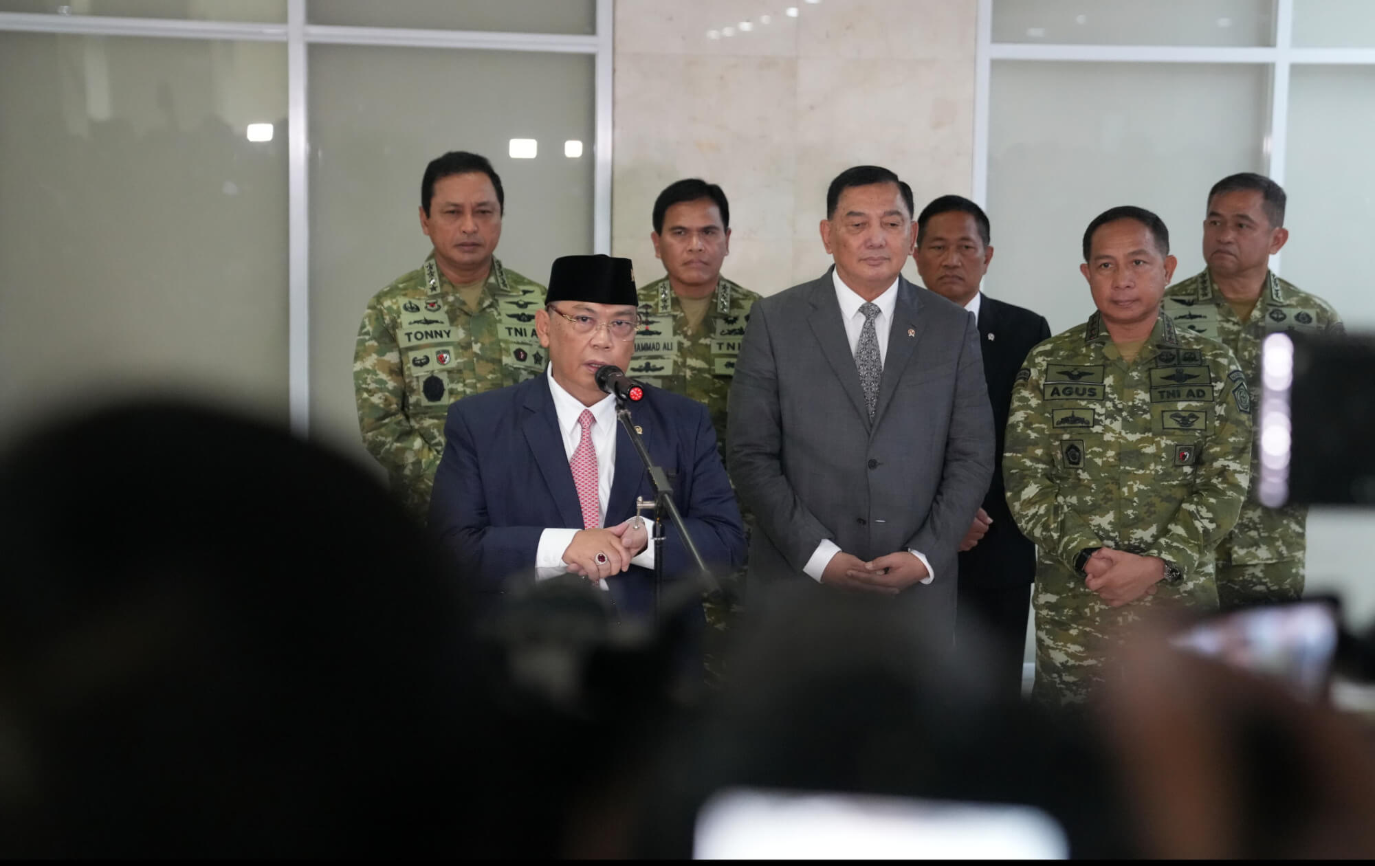Ketua komisi i dpr ri utut adianto Komisi i dpr melakukan rapat tertutup bersama menteri pertahanan sjafrie sjamsoeddin dan panglima tni di senayan Foto kemhan Go Id catrawarta Ketua komisi i dpr ri utut adianto Komisi i dpr melakukan rapat tertutup bersama menteri pertahanan sjafrie sjamsoeddin dan panglima tni di senayan Foto kemhan Go Id
