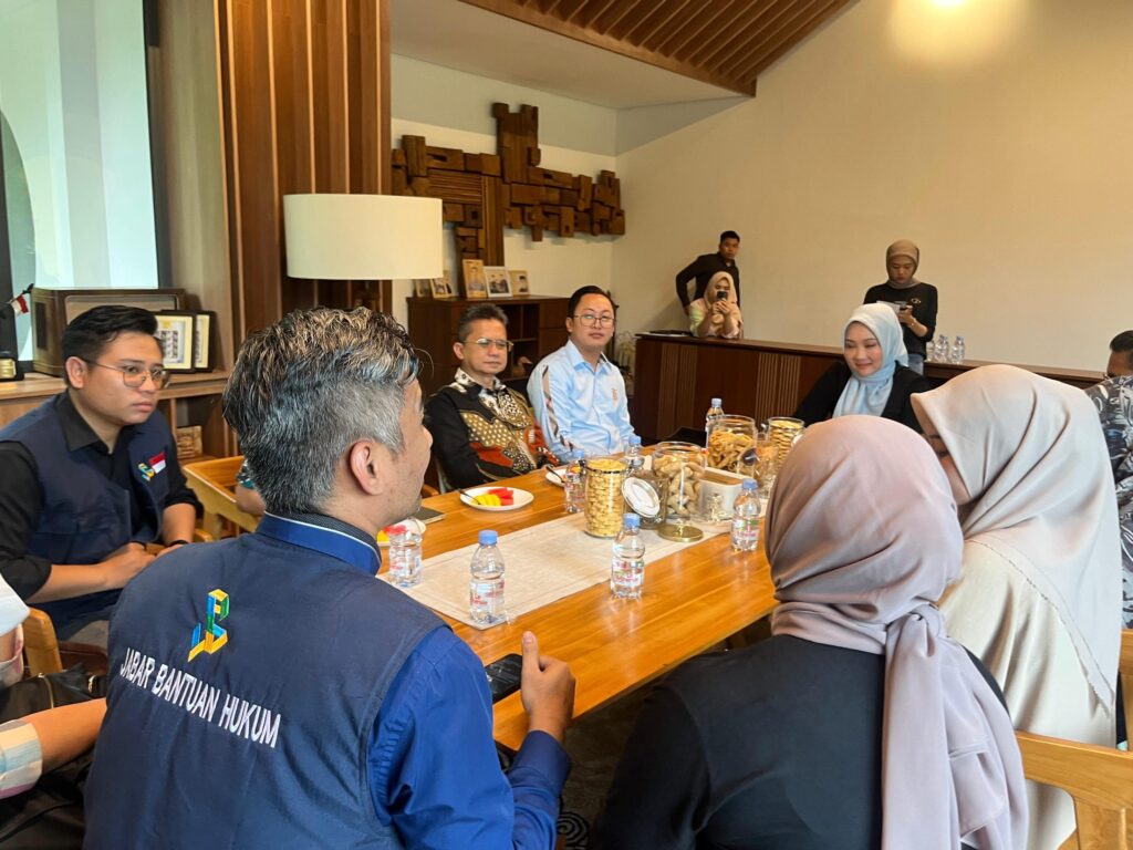 0a29d6a283484127b96f1900c80acd91scaled catrawarta Group of people seated around a long table with snacks and bottled water in a meeting room