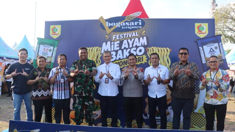 Bupati Wonogiri bersama Kapolres Wonogiri deklarasikan Wonogiri sebagai ibukota mi ayam dan bakso di festival 2026.