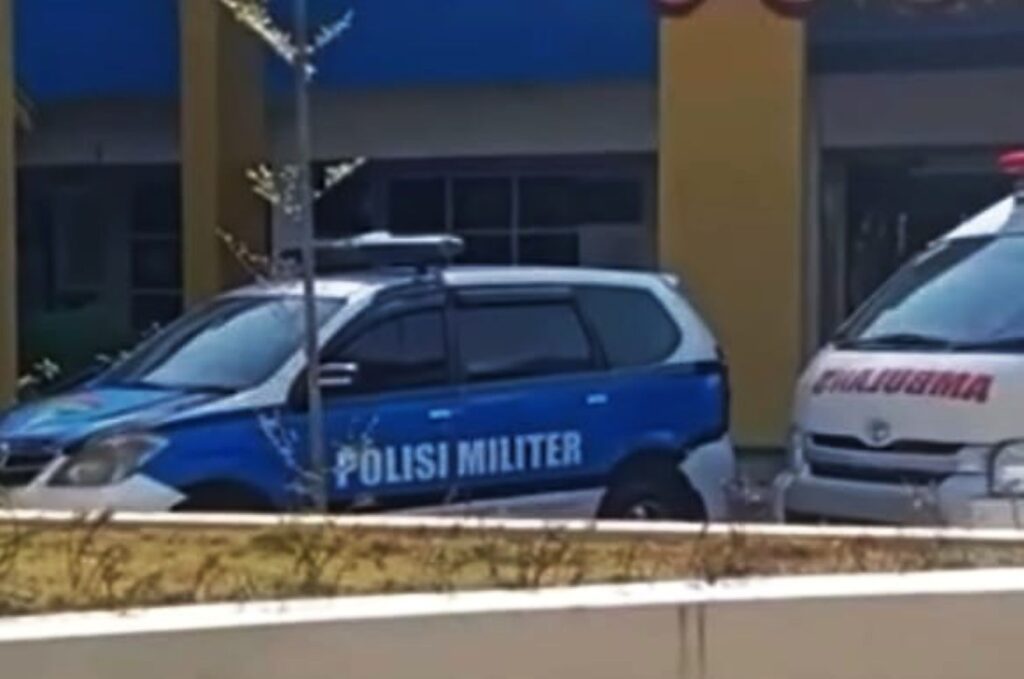 16gtni catrawarta Military police car polisi militer in blue and white parked near a building with yellow columns emergency vehicle nearby
