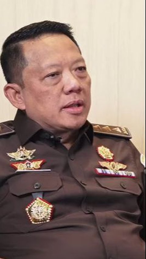 1710315570484qech9 catrawarta Close up of a male police officer in a brown uniform with medals and insignia speaking