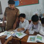 Jumlah peserta didik baru yang masuk ke sekolah dasar negeri terus mengalami penurunan di berbagai daerah