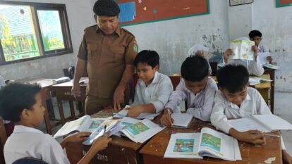 Jumlah peserta didik baru yang masuk ke sekolah dasar negeri terus mengalami penurunan di berbagai daerah.