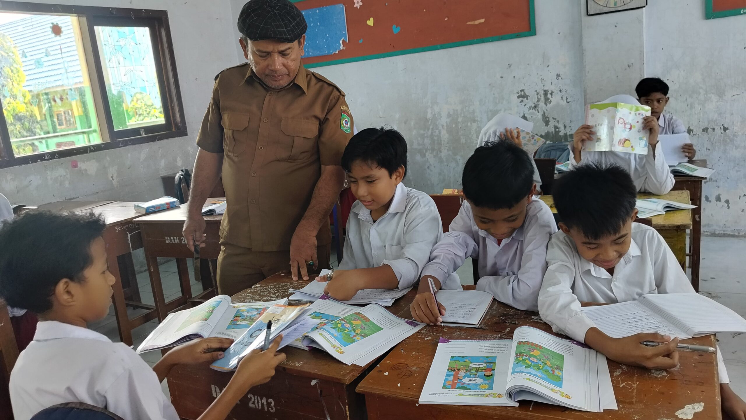 Jumlah peserta didik baru yang masuk ke sekolah dasar negeri terus mengalami penurunan di berbagai daerah