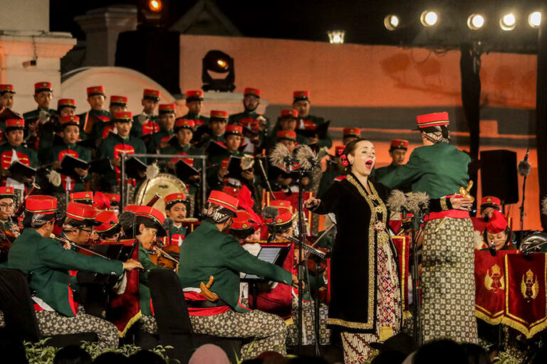 Soprano asal Italia Eva Polimeni dan musik klasik yang dikolaborasikan Kraton Jogja dan Kedubes Italia di Museum Benteng Vredebrug, Sabtu (18/7).