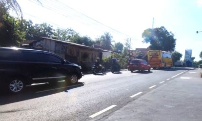 Ruas jalan Jogja-Wonosari padat merayap, wisatawan masih antusias ke objek wisata, Senin (6/7).