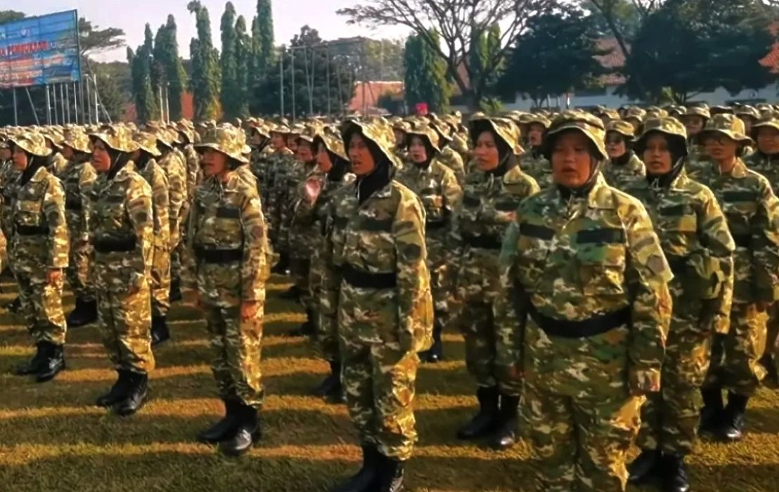 1glatsar catrawarta Group of soldiers in camouflage uniforms standing in formation on a grassy field on a sunny day