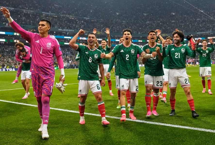 1gmeksiko1 catrawarta Mexican national team players celebrate on the field after a win arms raised and joyful faces goalkeeper in pink walking forward