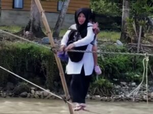 Tak Ada Jembatan, Warga Gayo Lues Lintasi Sungai dengan Seutas Tali