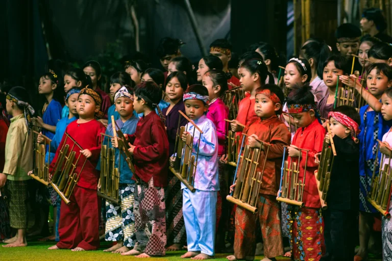 Usulan Perda penamaan berbahasa Sunda dinilai menjaga identitas budaya, tetapi juga memperkuat pariwisata, ekonomi kreatif, dan daya saing Jawa Barat.