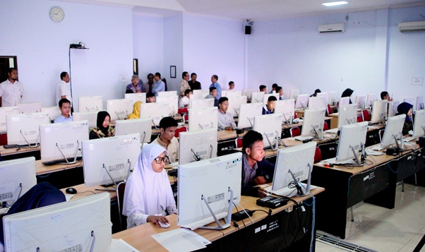 B catrawarta Students sit at rows of desktop computers in a computer lab focused on their screens