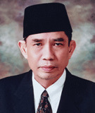 Baharuddinlopa0000 catrawarta Portrait of a man wearing a black peci hat white shirt and patterned tie looking at the camera in a formal studio setting