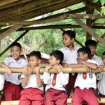 Ilustrasi anak anak sekolah dasar merasa bahagia dan ceria