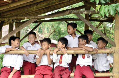 Ilustrasi anak-anak Sekolah Dasar merasa bahagia dan ceria.
