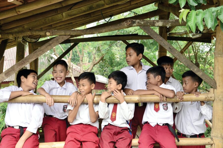 Ilustrasi anak anak sekolah dasar merasa bahagia dan ceria