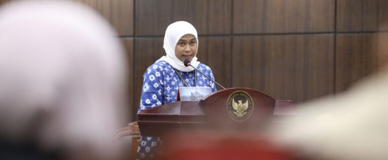 Dr Cenuk Widiyastrisna Sayekti memaparkan kesaksian di uji materi UU di MK soal gaji guru dan dosen.