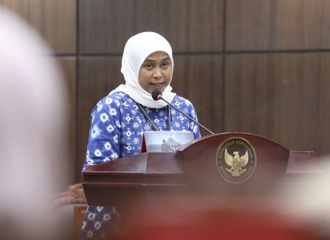 Dr cenuk widiyastrisna sayekti memaparkan kesaksian di uji materi uu di mk soal gaji guru dan dosen catrawarta Dr cenuk widiyastrisna sayekti memaparkan kesaksian di uji materi uu di mk soal gaji guru dan dosen