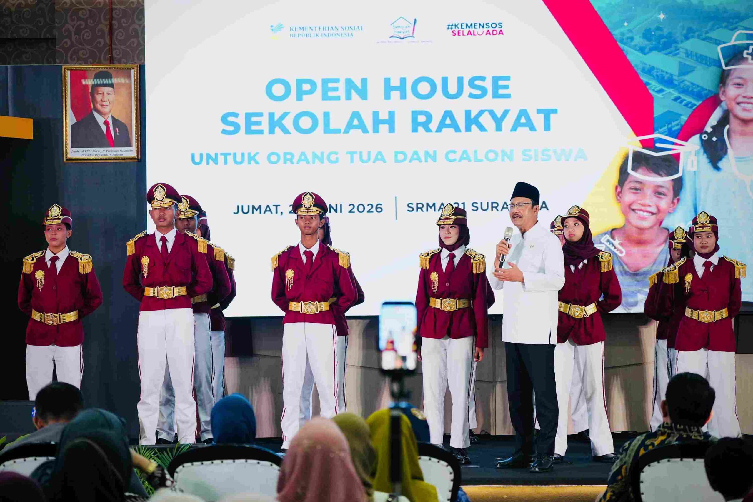 Kemensos akan melibatkan sekitar 1 000 taruna akademi militer akmil dalam pembinaan karakter siswa sekolah rakyat mulai agustus 2026 menuai perhatian anggota dpr ri