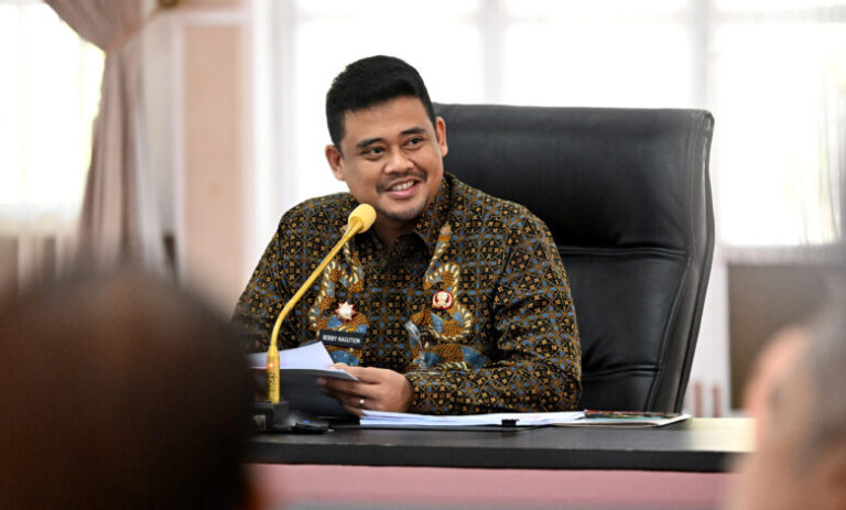 Gubernur Sumatera Utara (Sumut) Bobby Nasution memimpin rapat.