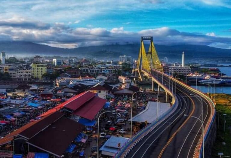 Ilustrasi Hari Jadi Kota Manado 14 Juli dan jembatan ikonik.