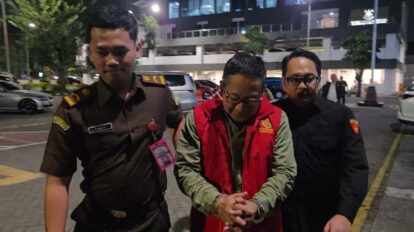 Eks dirut kebun binatang surabaya saat digiring kejati jawa timur selasa 217 malam