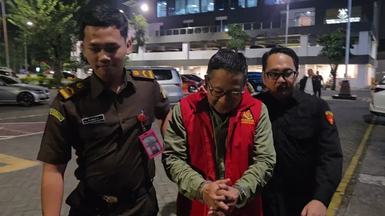 Eks Dirut Kebun Binatang Surabaya saat digiring Kejati Jawa Timur, Selasa (21/7) malam.