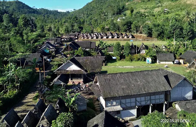 Kampung adat kasepuhan cipta mulya yang dilanda kebakaran hebat sabtu 257 siang