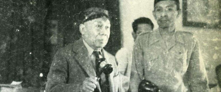 Radjiman Wedyodiningrat membuka Sidang Pleno KNIP ke V di Gedung Rakyat Indonesia di Malang, Jawa Timur, tahun 1947.