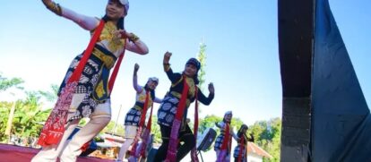 Lebih dari 1.500 perempuan Gunungkidul pecahkan rekor MURI usai melakukan senam kreasi Penthul Tembem di Kawasan Gunung Api Purba, Pathuk, Jumat (10/7).