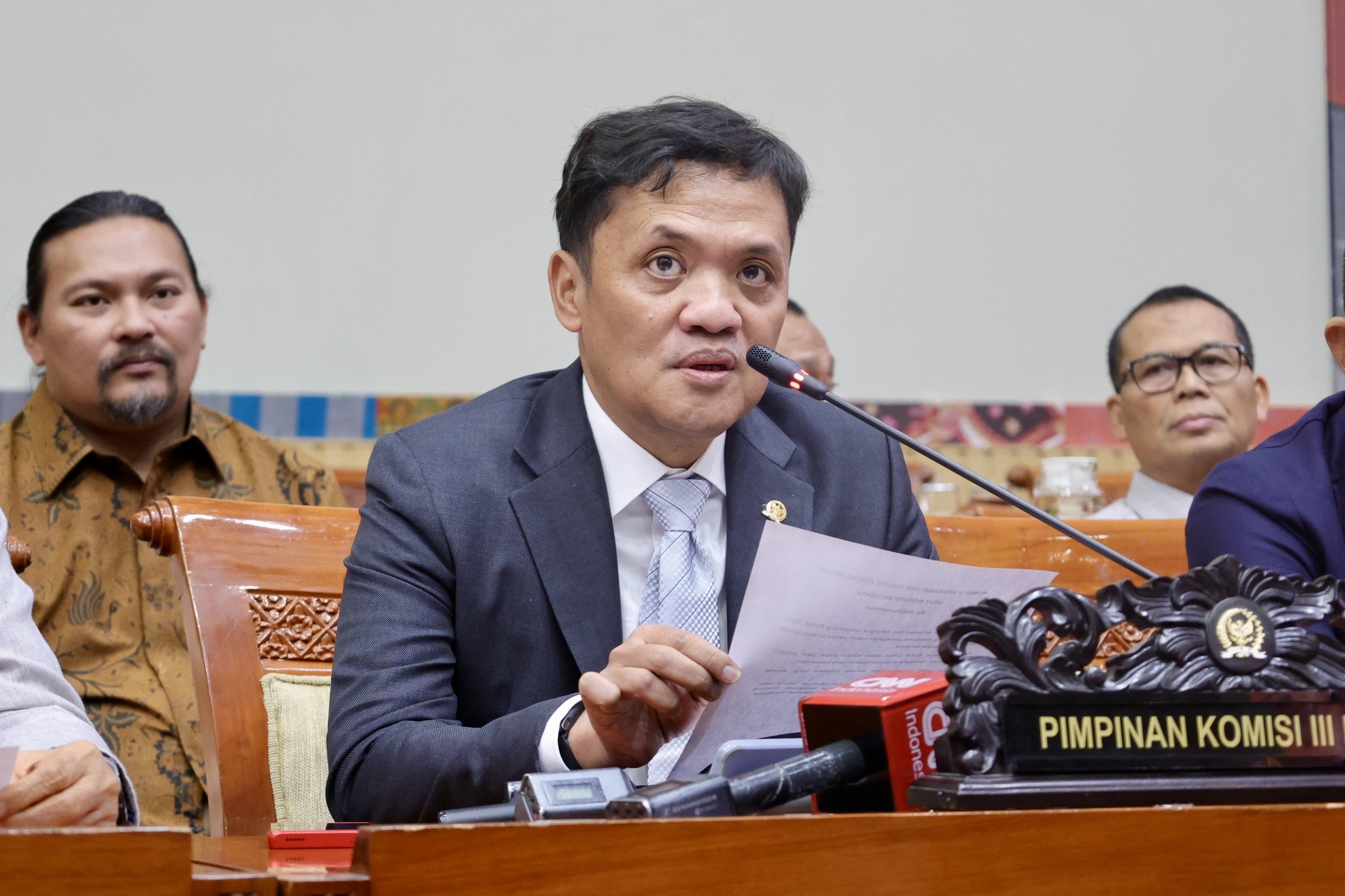 Ketuakomisiiiidprrihabiburokhmanfotoalmakarisma20260711100723 catrawarta Ketua komisi iii dpr ri habiburokhman menegaskan pihaknya akan membentuk tim pengawas untuk mengawal penanganan perkara