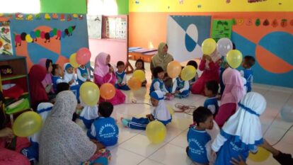 pemerintah mulai mengimplementasikan kebijakan Wajib Belajar 13 Tahun yang dimulai dari jenjang Pendidikan Anak Usia Dini (PAUD).