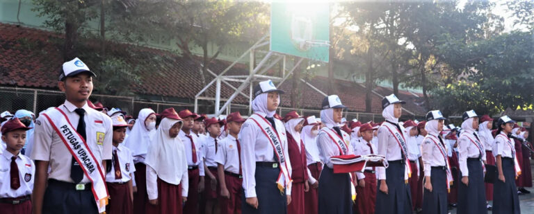 Masa Pengenalan Lingkungan Sekolah (MPLS) SMP Negeri 1 Magelang dimulai dengan upacara.