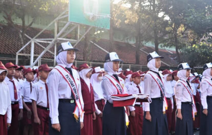 Masa Pengenalan Lingkungan Sekolah (MPLS) SMP Negeri 1 Magelang dimulai dengan upacara.