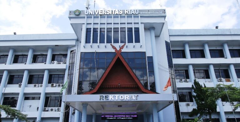 Gedung Rektorat Universitas Riau Tampak Depan.