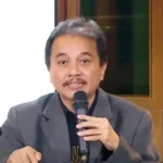 Hakim tunggal pengadilan negeri pn jakarta selatan i ketut darpawan mengabulkan sebagian permohonan praperadilan yang diajukan roy suryo terkait penggeledahan penangkapan dan penahanan yang dilakukan polda metro jaya