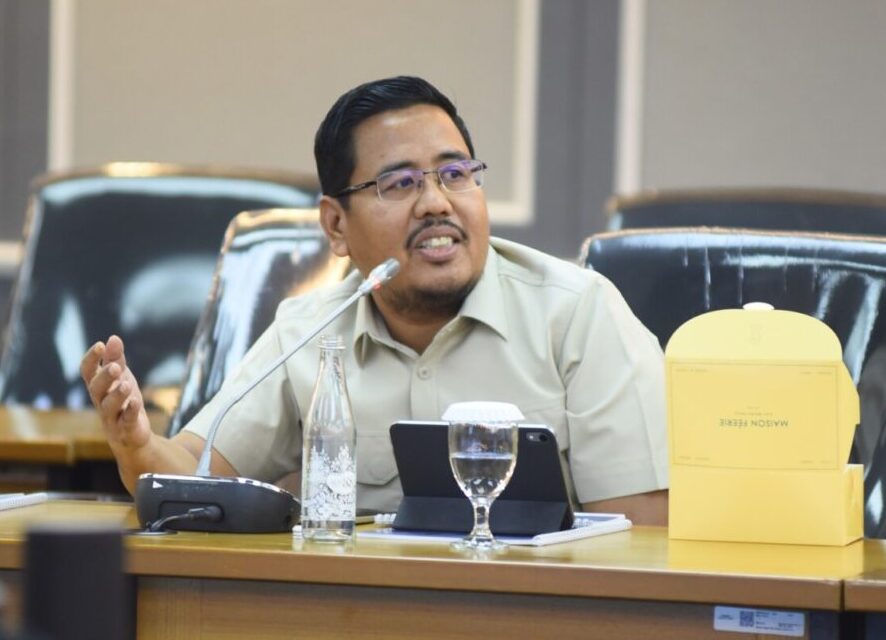 Anggota xiii dpr ri anwar sadad saat mengikuti rapat kerja di senayan catrawarta Anggota xiii dpr ri anwar sadad saat mengikuti rapat kerja di senayan