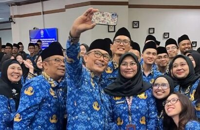 Kepala Badan Kepegawaian Negara (BKN) Zudan Arif Fakrulloh bersama ASN.