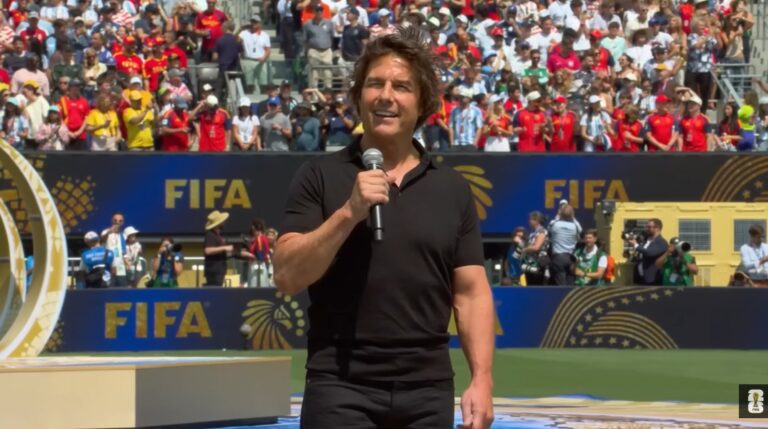 Tom Cruise pidato di awal laga Final Piala Dunia 2026 antara Spanyol dan Argentina di Stadion MetLife, New Jersey.