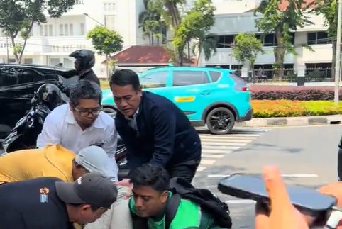 Menteri pertanian amran sulaiman saat memberikan pertolongan kepada korban kecelakaan di kawasan menteng