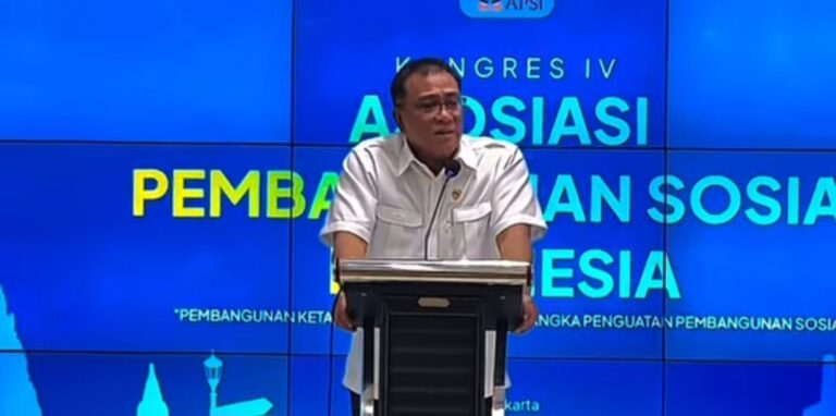Menteri LH Jumhur Hidayat di UGM Jumat (24/7). Dok. Catrawarta
