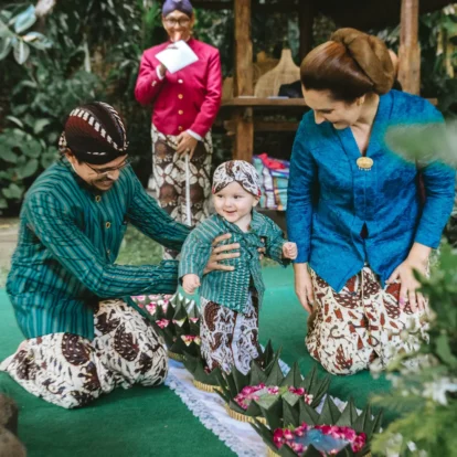 Upacara tedhak siten yang modern dan semakin diminati berbagai lapisan masyarakat