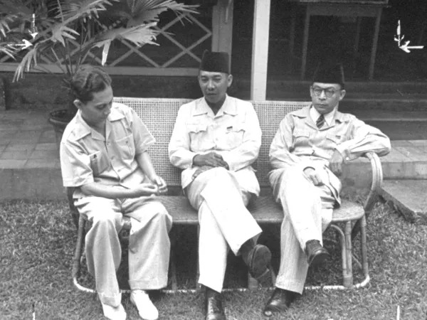 Sutan Sjahrir bersama Bung Karno dan Bung Hatta duduk bersama