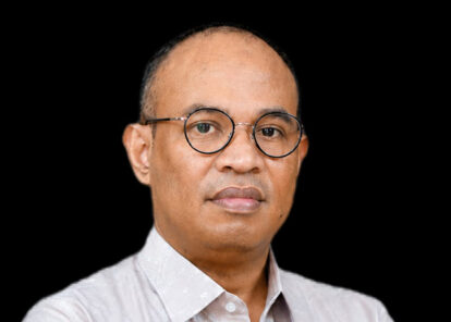 Nama bang syukur mandar atau dr Muhammad syukur mandar s H  m H  belakangan menjadi perhatian publik melalui kritik kritiknya terhadap kebijakan pemerintah