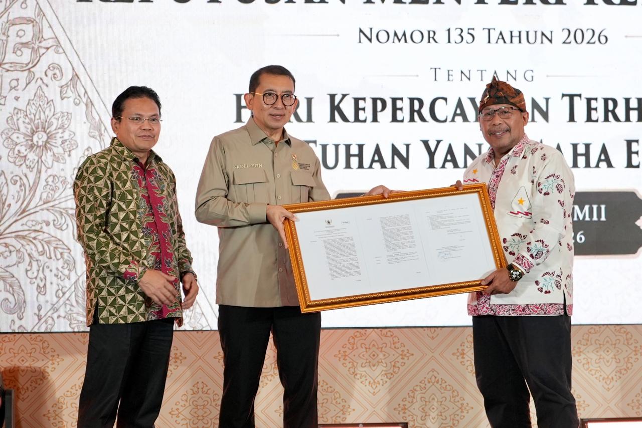 Tetapkan 13 juli sebagai hari kepercayaan terhadap tuhan yang maha esa menteri kebudayaan tekankan keberagaman dan toleransi catrawarta Three men on a stage holding a framed certificate during a formal award ceremony