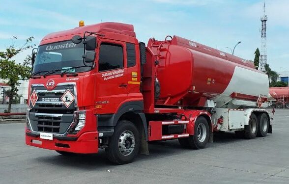 Ilustrasi truk pertamina pengangkut bbm yang kini sopirnya digantikan sementara oleh personel tni di sumut