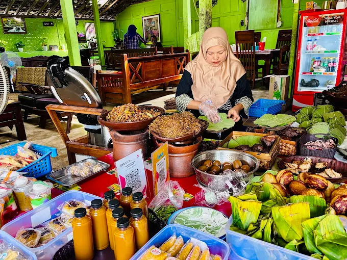 Sego berkat mbah pawiro ranti gunungkidul jajakan menu tradisional dengan bungkus daun jati catrawarta Sego berkat mbah pawiro ranti gunungkidul jajakan menu tradisional dengan bungkus daun jati
