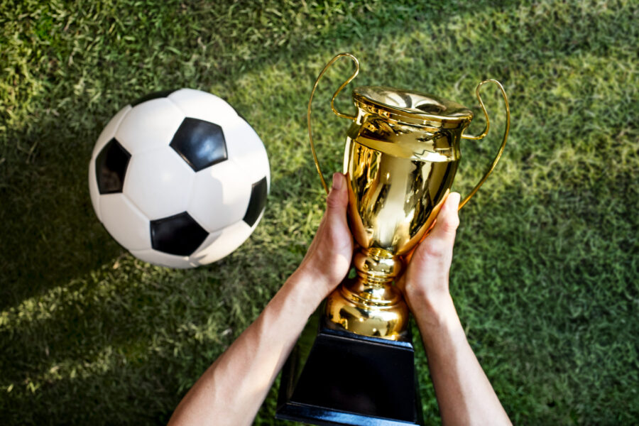 Ilustrasi memegang trofi piala dunia 2026 di atas rumput catrawarta Ilustrasi memegang trofi piala dunia 2026 di atas rumput